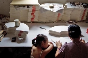 Nghề làm quạt giấy siêu sang 200 triệu đồng