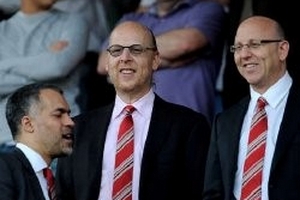 Fan M.U điên tiết vì nhà Glazer tính "cưa đôi" lợi nhuận