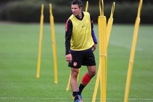 Van Persie uể oải trở lại sân tập Arsenal