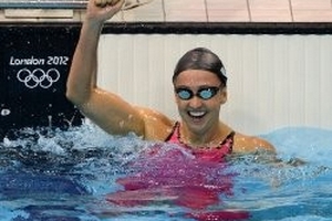 Kình ngư Mỹ phá kỷ lục thế giới ở nội dung 200m bơi ếch nữ