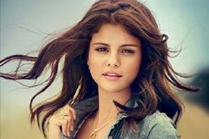 Selena Gomez trong trẻo, xinh như búp bê