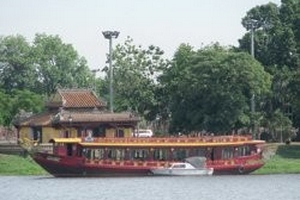 Thuyền cung đình Huế mắc cạn trên dòng sông Hương!