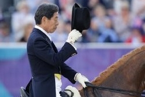 VĐV già nhất Olympic là ai?