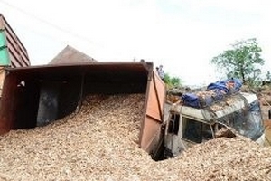 Tài xế ngủ gục, xe lao xuống cầu