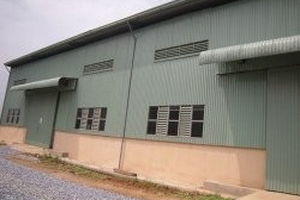 Một công nhân treo cổ trong khu nhà xưởng