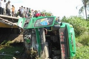 Xe khách lật xuống cầu, 17 người thương vong