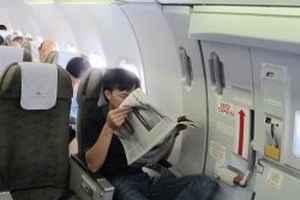 Mở cửa thoát hiểm máy bay VNA để hít khí trời