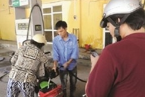 Ngày đầu phạt người dùng điện thoại ở cây xăng: Nhắc là chính