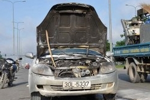 TPHCM: Ô tô Lifan phát hỏa trên đường Võ Văn Kiệt