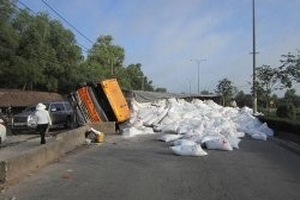 Container chổng vó, bột mì "rào" Quốc lộ 22