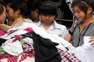 Bỏ cửa hàng, đổ bộ ra vỉa hè kiếm sống