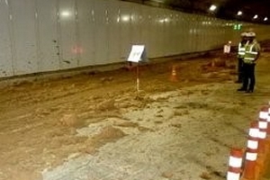 Đường hầm sông Sài Gòn đóng cửa 5 giờ vì bùn