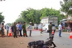 Xe máy va xe tải, 1 người chết