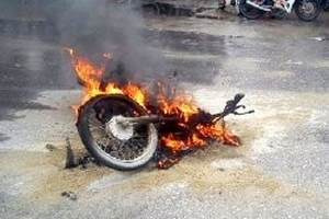 Xe máy bỗng cháy dữ dội, còn trơ khung