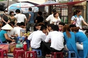 Vì miếng ăn, đua 'xẻ thịt' vỉa hè về đêm