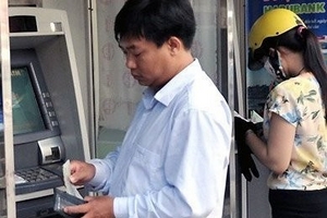 Ngân hàng 'đá' nhau, chủ thẻ ATM chịu thiệt