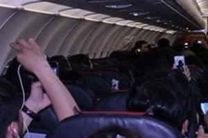 Sử dụng điện thoại trên máy bay: Xử phạt được không?