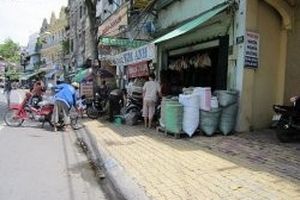 TP.HCM: Chỉ còn 13 tuyến đường được kinh doanh trên vỉa hè