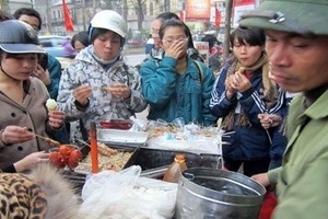 Kéo cả nhà ra vỉa hè Hà Nội mưu sinh