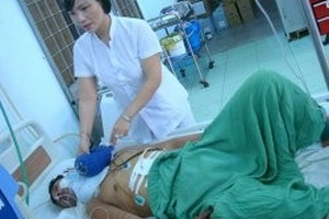 Cứu sống bệnh nhân tự cắt đứt khí quản