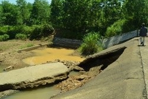 Đập tràn hồ Thác Heo bị sụt lún nghiêm trọng