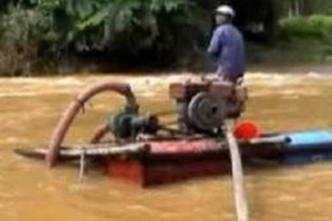 Coi thường mạng sống, khai thác cát sỏi trong mùa lũ