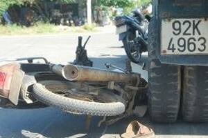 Mê nghe nhạc, suýt chết dưới bánh xe tải