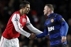 Không sợ mất vị trí, Rooney “rủ” Van Persie về Old Trafford