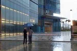 Gió "thổi", 5 ô kính ở tầng 22 Keangnam bay xuống đất