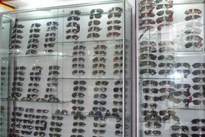 Kính nhái hàng hiệu giá 'một tấc đến trời'