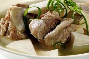 Cuối tuần ngon miệng với Canh khoai môn nấu sườn