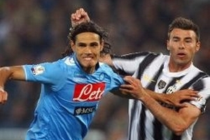 Napoli nhận 3 thẻ đỏ, Juve giành Siêu cúp