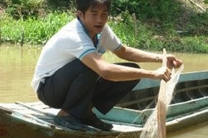 Tắm sông, bị cá cắn đứt dương vật