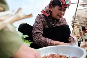 Bữa tiệc côn trùng ở chợ Hát Lót