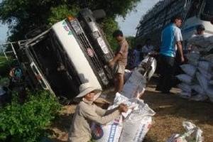 Xe tải lật nhào xuống ruộng, lại xảy ra hôi của
