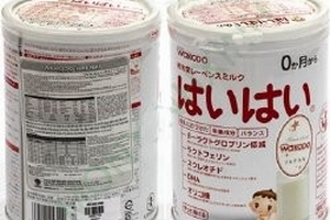 Kiểm tra hàm lượng iốt hai loại sữa nhập từ Nhật Bản