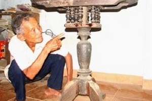 "Bí mật" ẩn giấu xung quanh chiếc bàn 200 tuổi?