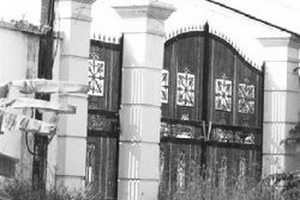 Giải cứu “con tin” trong ngôi biệt thự của ba “người trời”