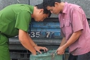 Bắt "tại trận" xe chở rác công nghiệp đổ bậy