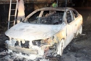 Ôtô đời mới cháy rụi trên đường