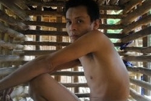 Vợ chồng già 10 năm nhốt con trong cũi gỗ vì bệnh lạ