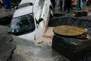 Thất kinh vì vào nhà ra ngõ gặp “hố tử thần”