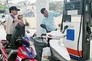 Dân ngán ngẩm vì giá xăng nguy cơ tăng 3 lần/tháng