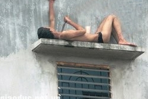 'Phê đá', nam thanh niên nude, cầm dao đâm người loạn xạ