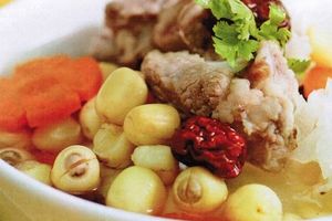 Nhớ canh hạt sen móng giò mẹ nấu