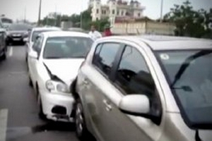 Hà Nội: Tránh... bò, 5 ôtô tông nhau liên hoàn