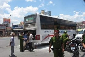 Cháy xe khách, phóng viên tác nghiệp bị hành hung