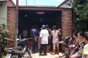 Đâm dao vào cổ và bụng tự sát