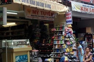 Ế ẩm, cửa hàng vàng bán thêm... giày dép