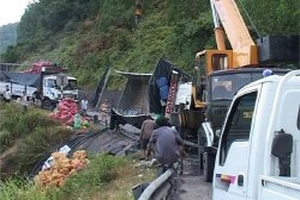 Thừa Thiên - Huế: Lật xe, đèo Phước Tượng tắc 6 giờ